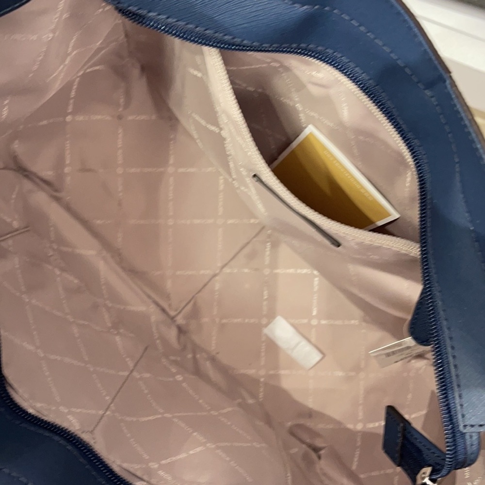 MICHAEL KORS
Jet Set Large Logo Shoulder Bag - Picture 11 of 16